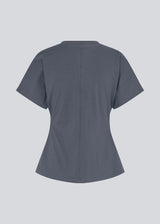 Fitted T-shirt with short sleeves. Patayamd t-shirt has a round neck and ruffles in the side seam