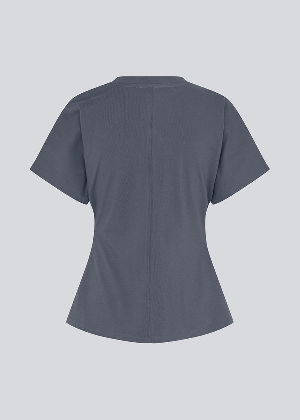 Fitted T-shirt with short sleeves. Patayamd t-shirt has a round neck and ruffles in the side seam