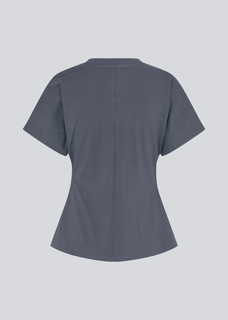 Fitted T-shirt with short sleeves. Patayamd t-shirt has a round neck and ruffles in the side seam