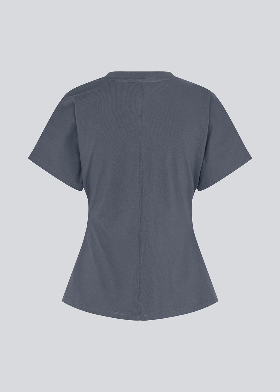 Fitted T-shirt with short sleeves. Patayamd t-shirt has a round neck and ruffles in the side seam