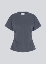 Fitted T-shirt with short sleeves. Patayamd t-shirt has a round neck and ruffles in the side seam

