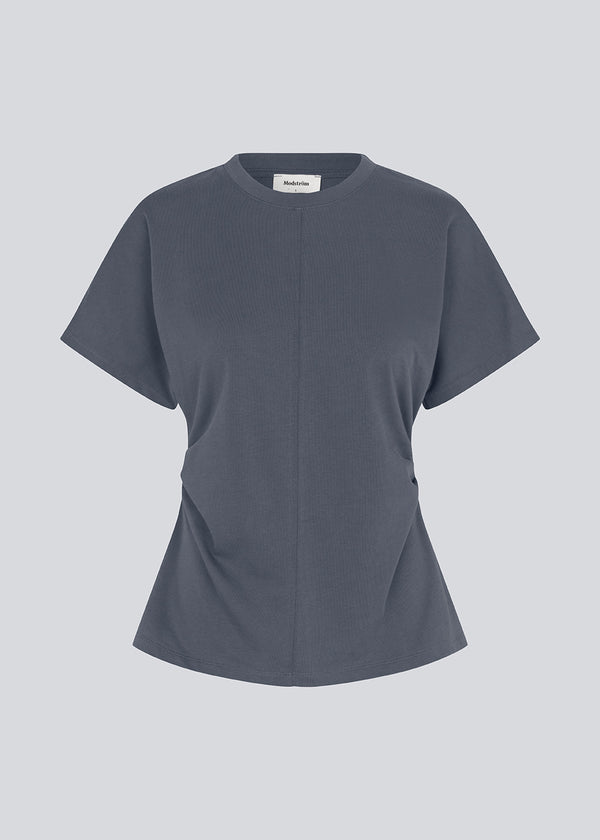 Fitted T-shirt with short sleeves. Patayamd t-shirt has a round neck and ruffles in the side seam
