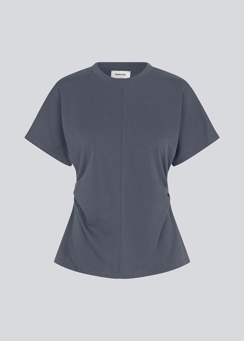 Fitted T-shirt with short sleeves. Patayamd t-shirt has a round neck and ruffles in the side seam
