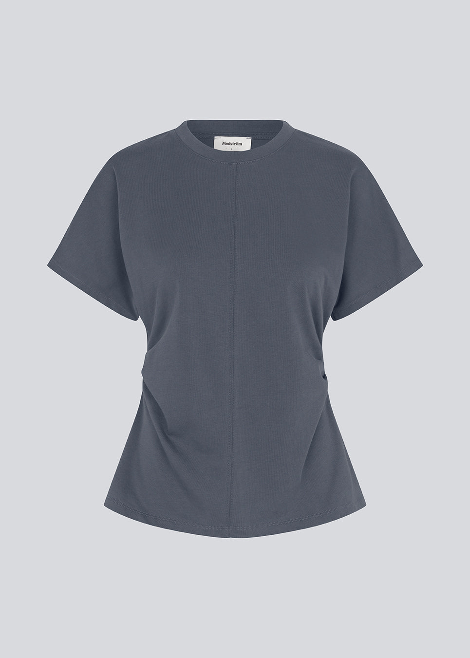 Fitted T-shirt with short sleeves. Patayamd t-shirt has a round neck and ruffles in the side seam
