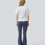 Fitted T-shirt with short sleeves. Patayamd t-shirt has a round neck and ruffles in the side seam. The model is 175 cm and wears a size s/36.
