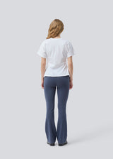Fitted T-shirt with short sleeves. Patayamd t-shirt has a round neck and ruffles in the side seam. The model is 175 cm and wears a size s/36.