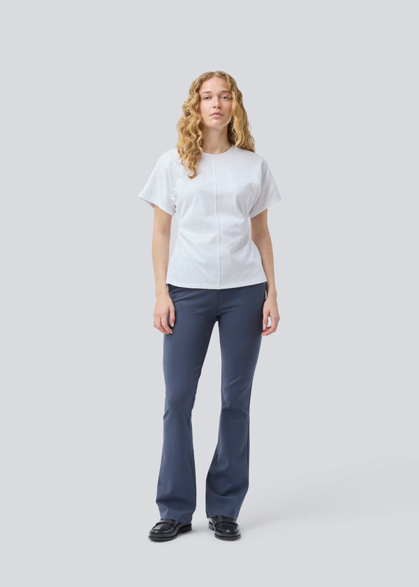 Fitted T-shirt with short sleeves. Patayamd t-shirt has a round neck and ruffles in the side seam. The model is 175 cm and wears a size s/36.