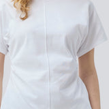 Fitted T-shirt with short sleeves. Patayamd t-shirt has a round neck and ruffles in the side seam. The model is 175 cm and wears a size s/36.