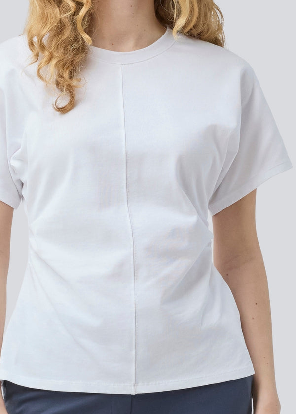 Fitted T-shirt with short sleeves. Patayamd t-shirt has a round neck and ruffles in the side seam. The model is 175 cm and wears a size s/36.