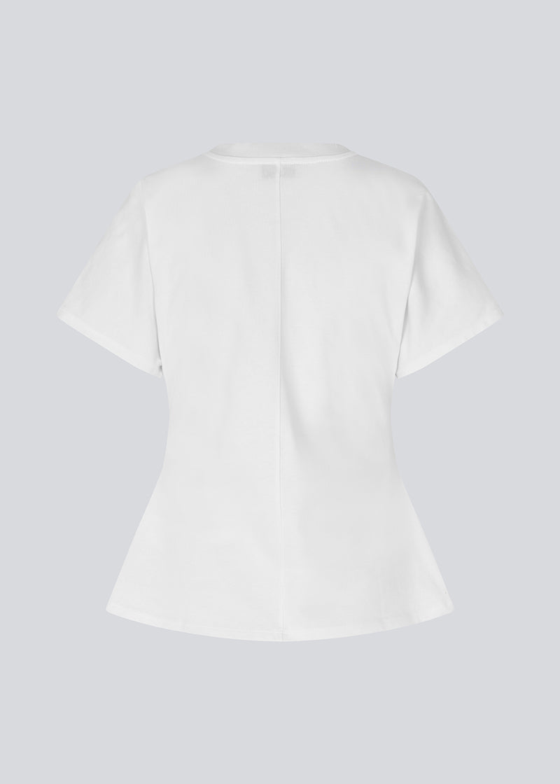 Fitted T-shirt with short sleeves. Patayamd t-shirt has a round neck and ruffles in the side seam. The model is 175 cm and wears a size s/36.