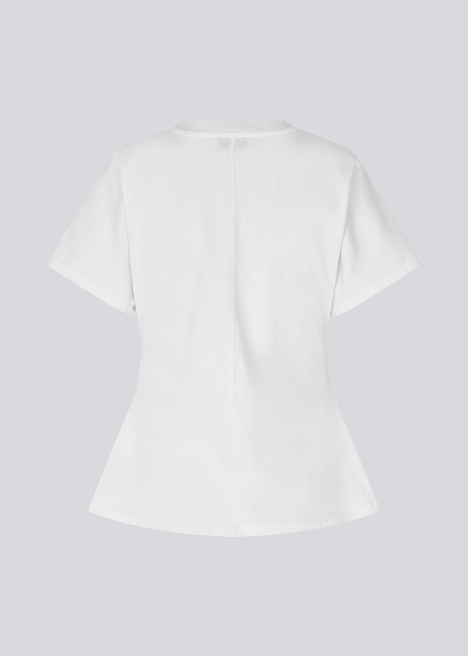 Fitted T-shirt with short sleeves. Patayamd t-shirt has a round neck and ruffles in the side seam. The model is 175 cm and wears a size s/36.