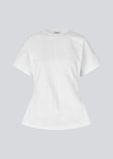 Fitted T-shirt with short sleeves. Patayamd t-shirt has a round neck and ruffles in the side seam. The model is 175 cm and wears a size s/36.