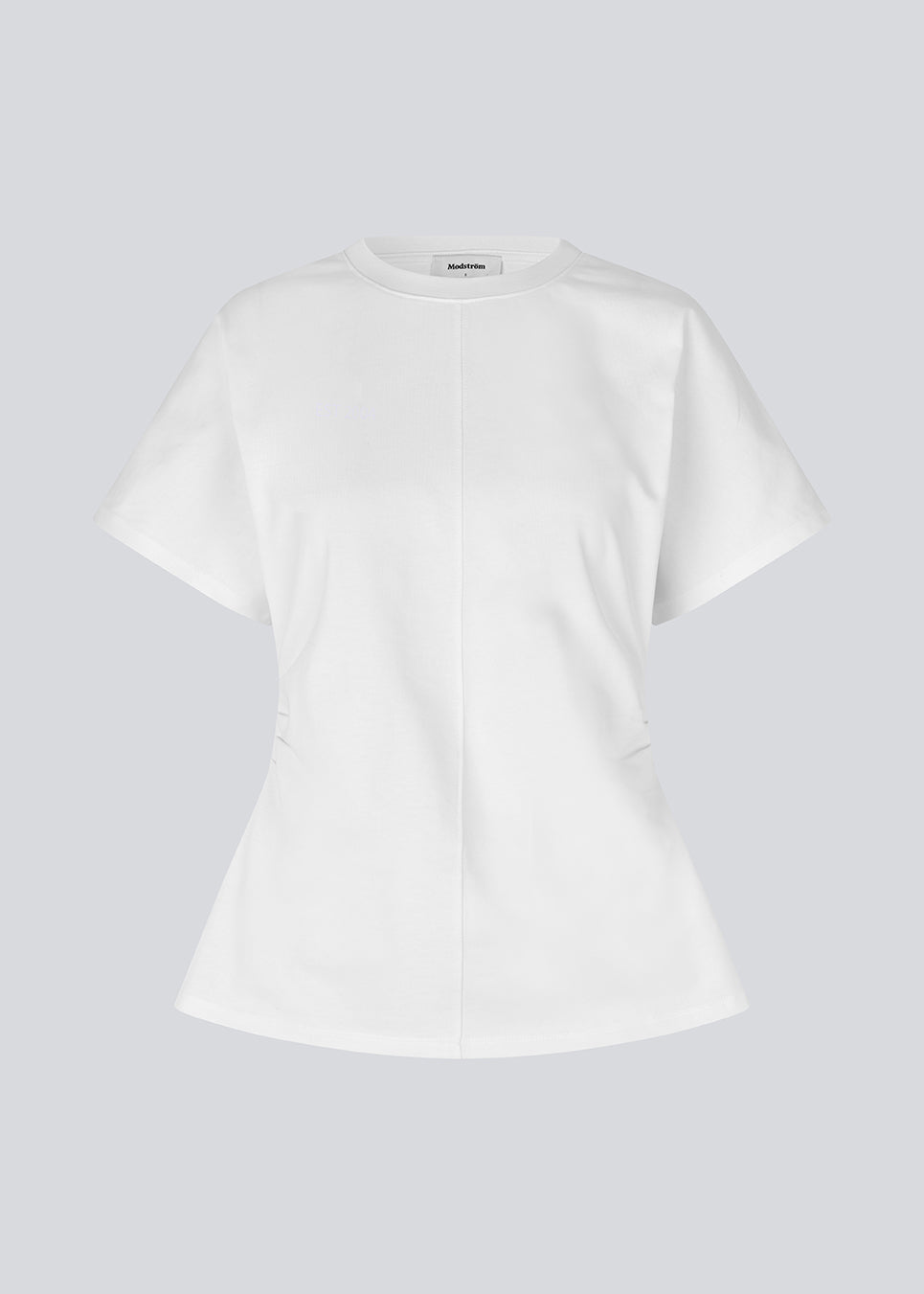 Fitted T-shirt with short sleeves. Patayamd t-shirt has a round neck and ruffles in the side seam. The model is 175 cm and wears a size s/36.