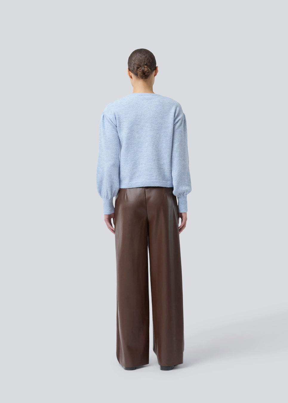 Light blue soft knit with loose sleeves. Patrickmd O-neck has a round neckline and ribbed hem. The model is 175 cm and wears a size s/36.