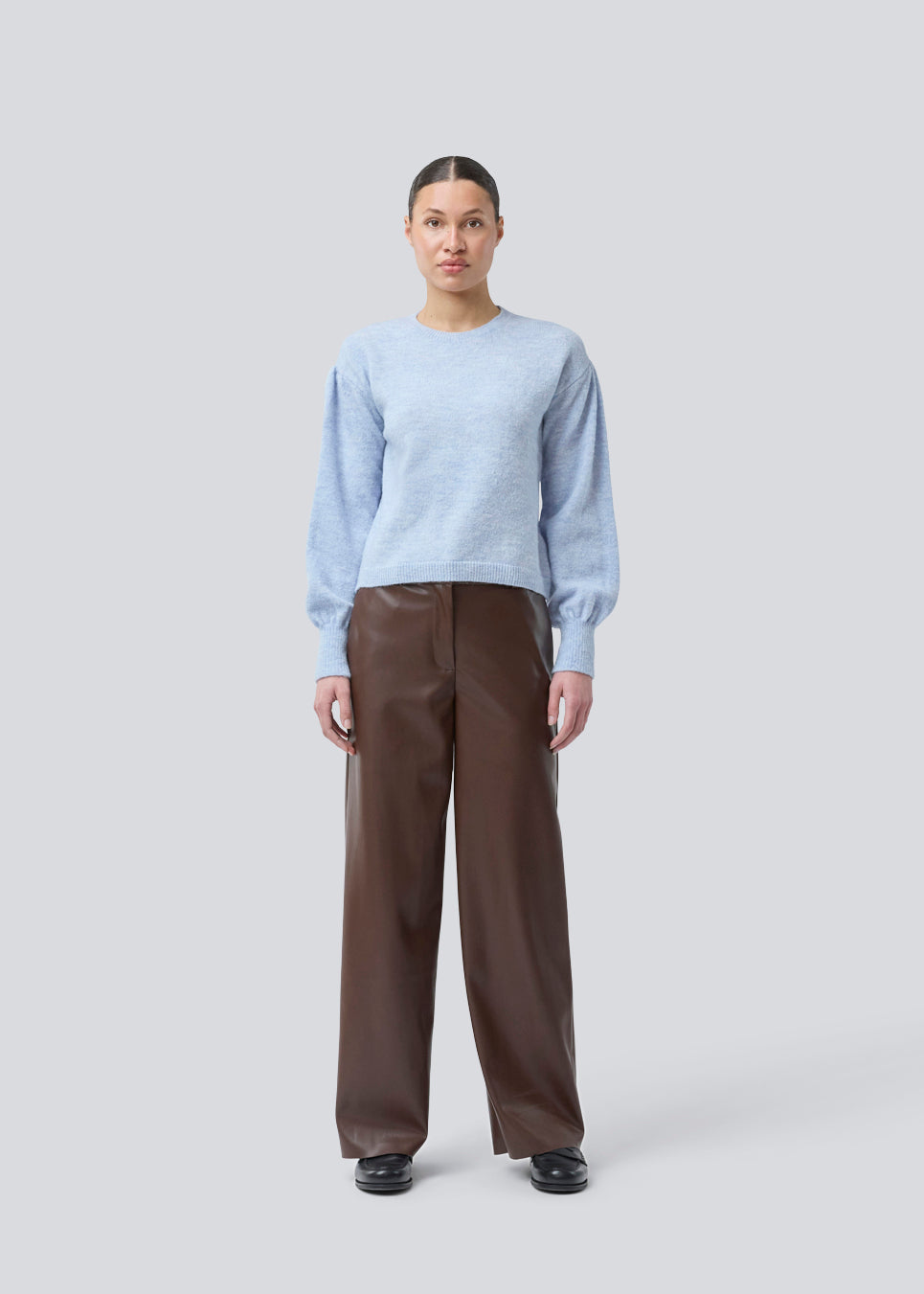 Light blue soft knit with loose sleeves. Patrickmd O-neck has a round neckline and ribbed hem. The model is 175 cm and wears a size s/36.
