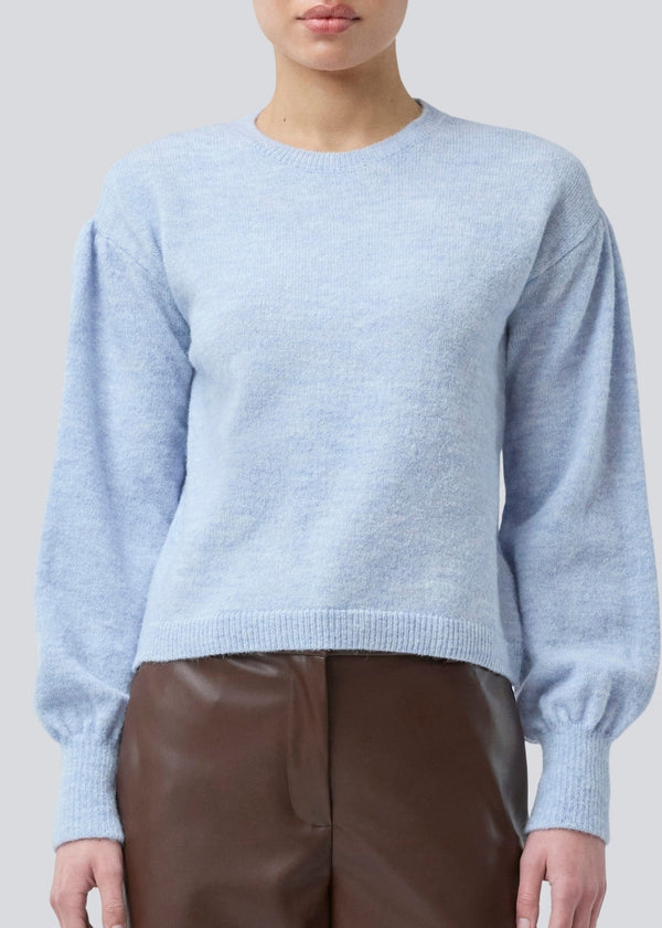 Light blue soft knit with loose sleeves. Patrickmd O-neck has a round neckline and ribbed hem. The model is 175 cm and wears a size s/36.