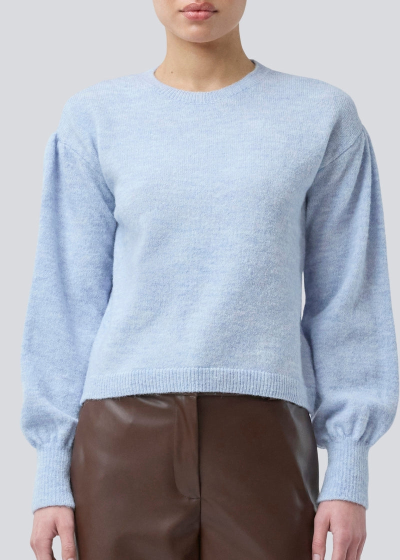 Light blue soft knit with loose sleeves. Patrickmd O-neck has a round neckline and ribbed hem. The model is 175 cm and wears a size s/36.