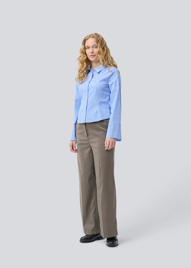 Classic fitted shirt in a cotton mix. Pattimd shirt has a collar, button closure in front, and long wide sleeves. The model is 175 cm and wears a size S/36.