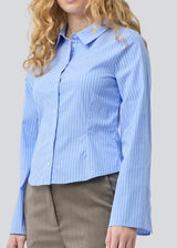 Classic fitted shirt in a cotton mix. Pattimd shirt has a collar, button closure in front, and long wide sleeves. The model is 175 cm and wears a size S/36.