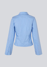 Classic fitted shirt in a cotton mix. Pattimd shirt has a collar, button closure in front, and long wide sleeves. The model is 175 cm and wears a size S/36.