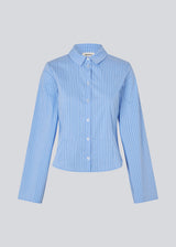 Classic fitted shirt in a cotton mix. Pattimd shirt has a collar, button closure in front, and long wide sleeves. The model is 175 cm and wears a size S/36.