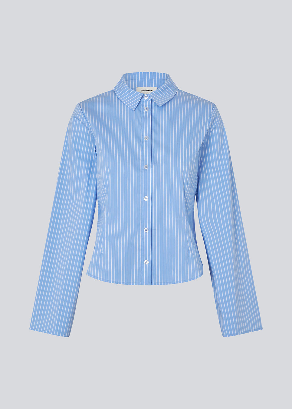 Classic fitted shirt in a cotton mix. Pattimd shirt has a collar, button closure in front, and long wide sleeves. The model is 175 cm and wears a size S/36.
