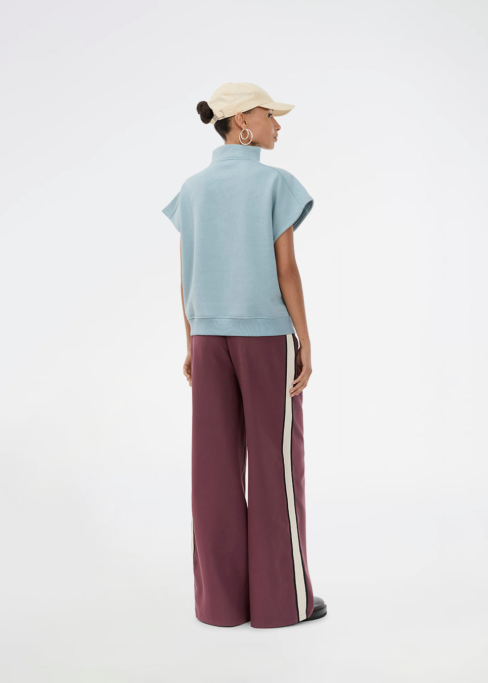 Loose blue vest with a collar in our classic gale material. Galemd vest is sleeveless and has a front button closure. 