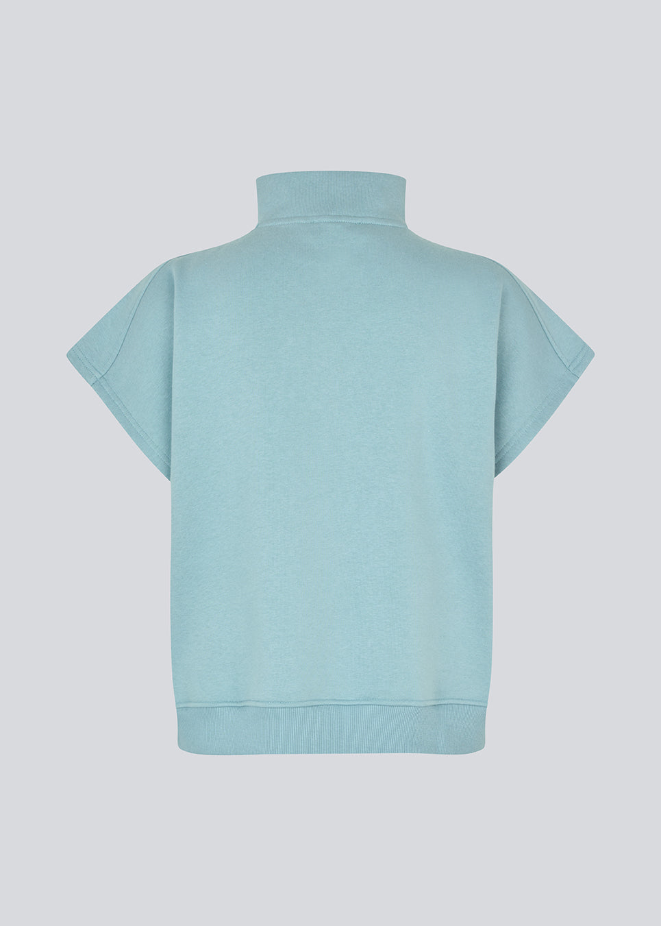 Short-sleeved sweatshirt in blue with a sporty twist. The PaulaMD SS T-neck features a high collar with a zipper, allowing you to choose between a cool high-neck look or a more open, relaxed style. Details such as the chest logo and ribbed hem add a clean, modern touch.