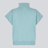 Short-sleeved sweatshirt in blue with a sporty twist. The PaulaMD SS T-neck features a high collar with a zipper, allowing you to choose between a cool high-neck look or a more open, relaxed style. Details such as the chest logo and ribbed hem add a clean, modern touch.