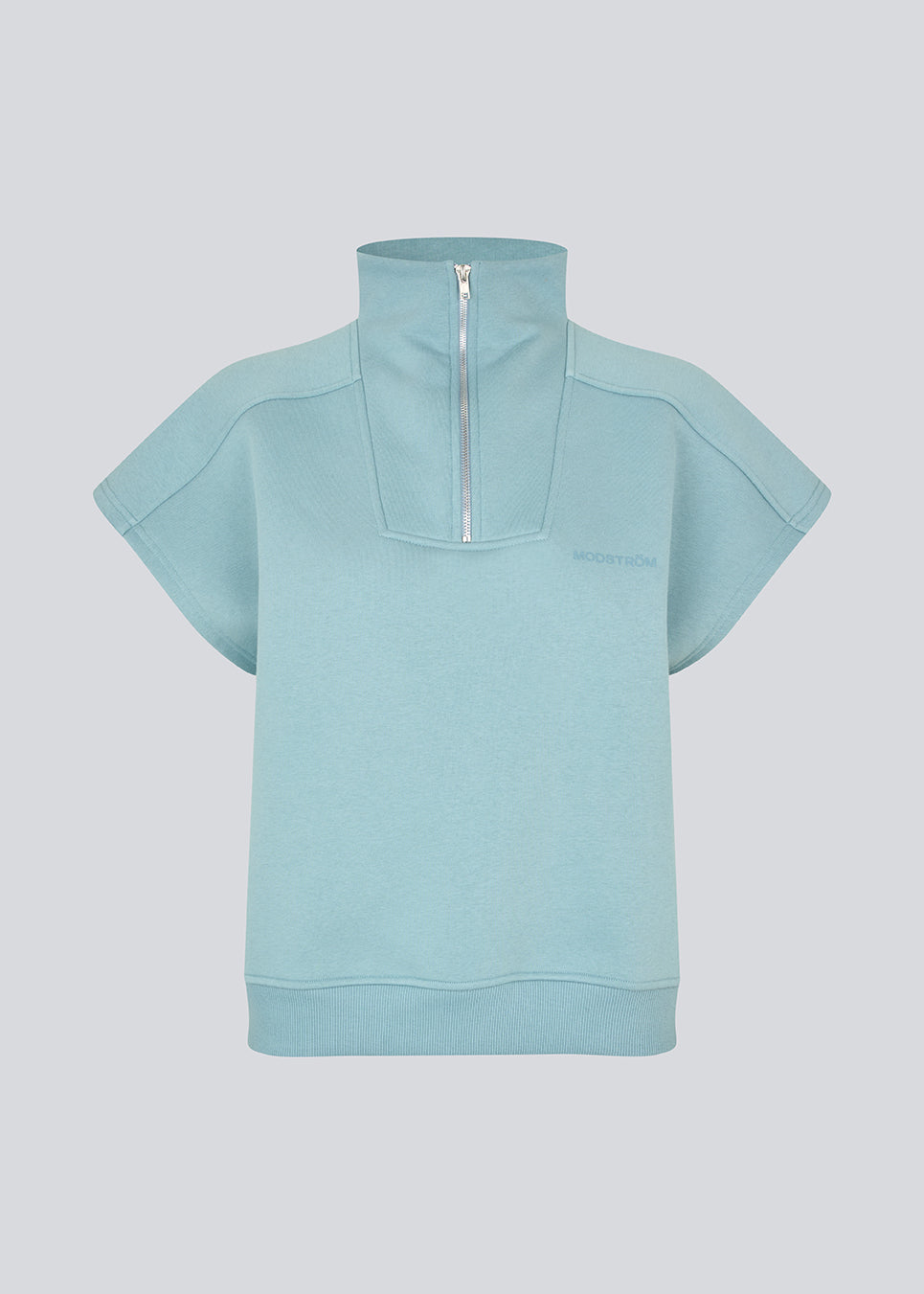 Short-sleeved sweatshirt in blue with a sporty twist. The PaulaMD SS T-neck features a high collar with a zipper, allowing you to choose between a cool high-neck look or a more open, relaxed style. Details such as the chest logo and ribbed hem add a clean, modern touch.