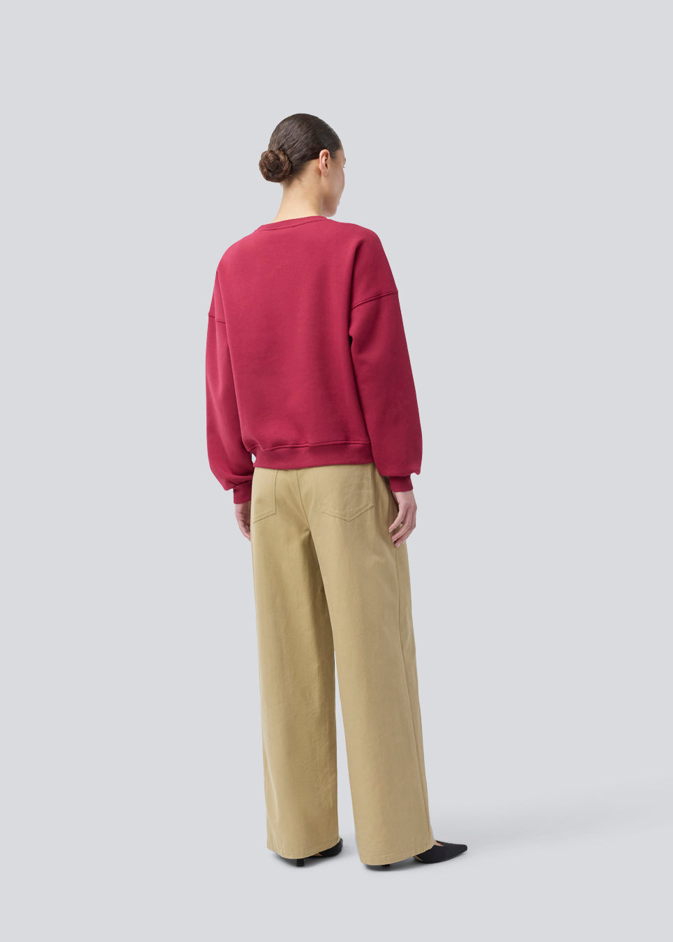 Sweatshirt in dark red with logo made in a cotton mixture. Paulamd sweat has a round neckline and ribbing at the sleeves and bottom. The model is 175 cm and wears a size s/36.