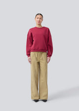 Sweatshirt in dark red with logo made in a cotton mixture. Paulamd sweat has a round neckline and ribbing at the sleeves and bottom. The model is 175 cm and wears a size s/36.