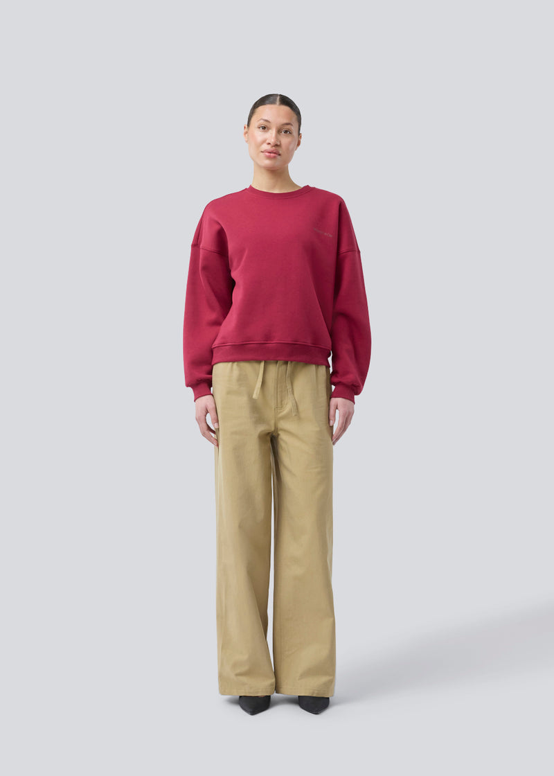 Sweatshirt in dark red with logo made in a cotton mixture. Paulamd sweat has a round neckline and ribbing at the sleeves and bottom. The model is 175 cm and wears a size s/36.