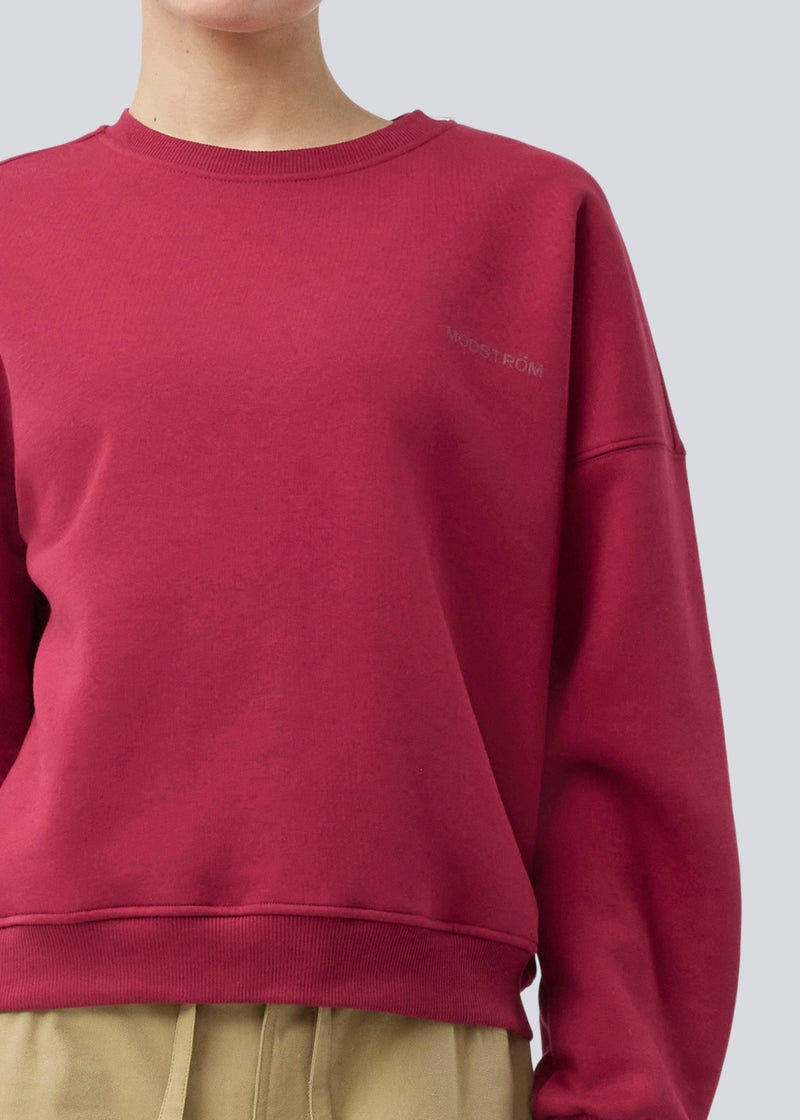 Sweatshirt in dark red with logo made in a cotton mixture. Paulamd sweat has a round neckline and ribbing at the sleeves and bottom. The model is 175 cm and wears a size s/36.