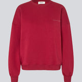 Sweatshirt in dark red with logo made in a cotton mixture. Paulamd sweat has a round neckline and ribbing at the sleeves and bottom. The model is 175 cm and wears a size s/36.
