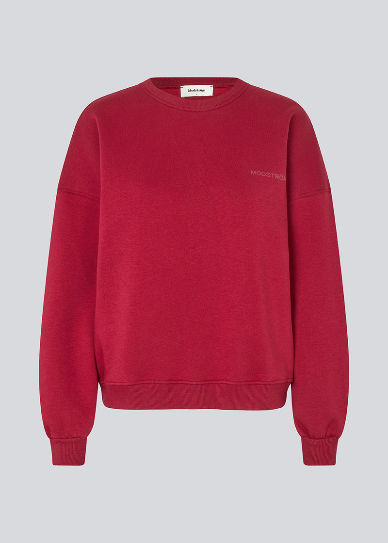 Sweatshirt in dark red with logo made in a cotton mixture. Paulamd sweat has a round neckline and ribbing at the sleeves and bottom. The model is 175 cm and wears a size s/36.