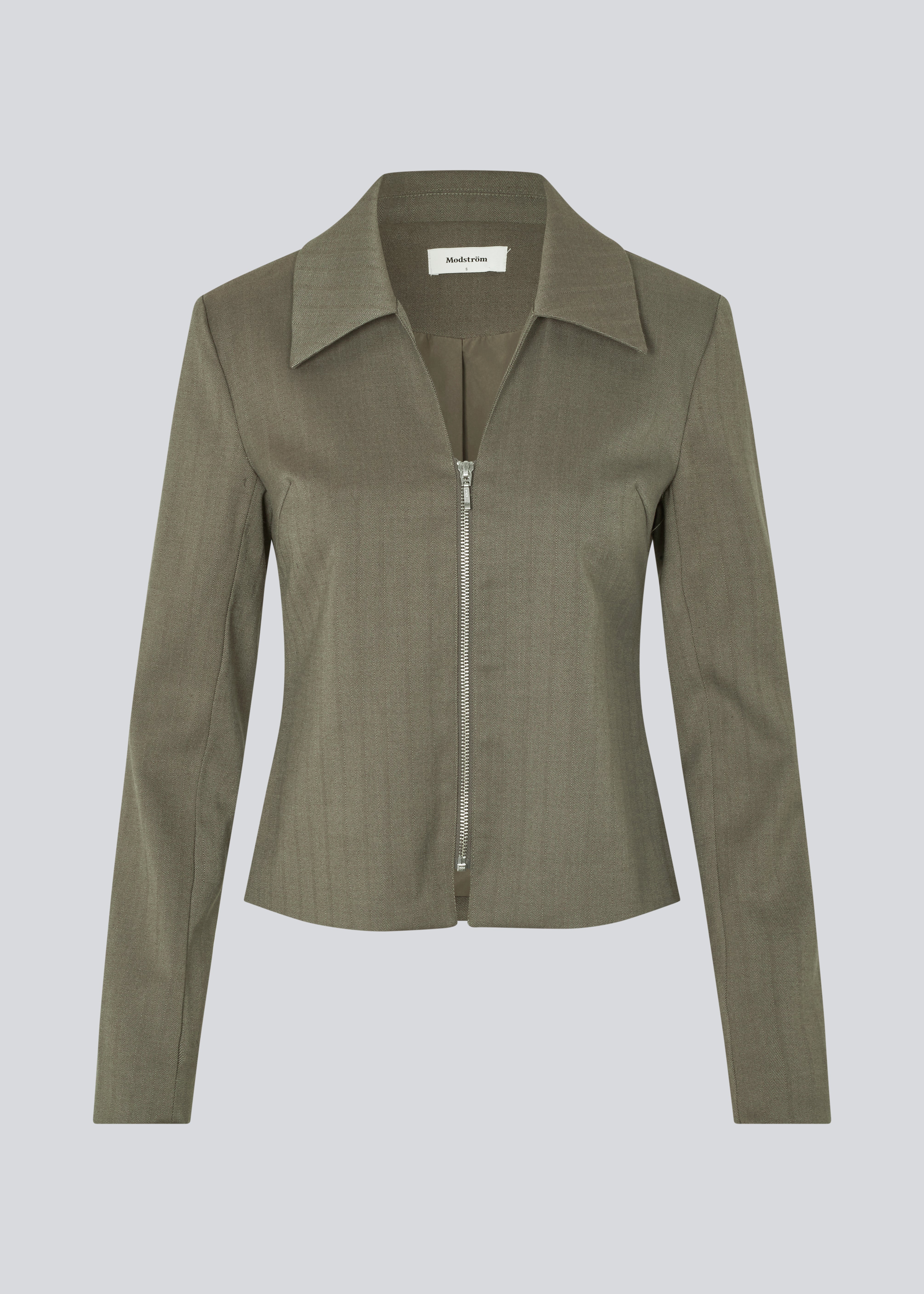 Fitted blazer with a zipper closure. Pedromd blazer has long sleeves, a V-neckline, and a shirt collar. The model is 175 cm and wears a size S/36.