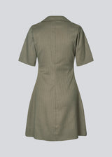 Fitted dress with short sleeves and gathering detail. Pedromd dress has a V-neckline and an invisible front zipper. The model is 175 cm and wears a size S/36.
