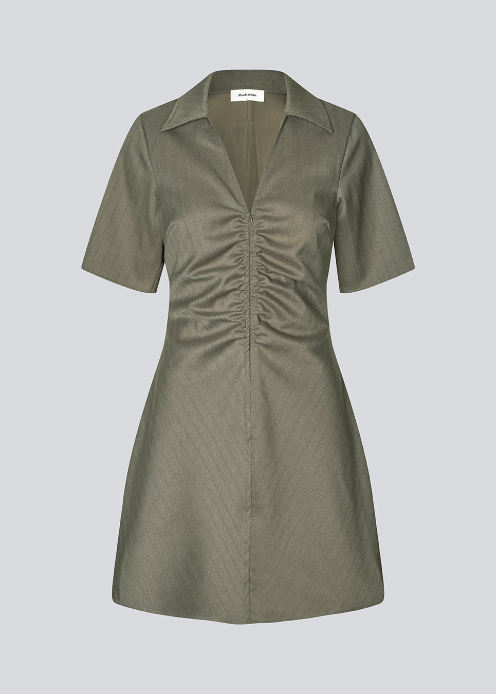 Fitted dress with short sleeves and gathering detail. Pedromd dress has a V-neckline and an invisible front zipper. The model is 175 cm and wears a size S/36.
