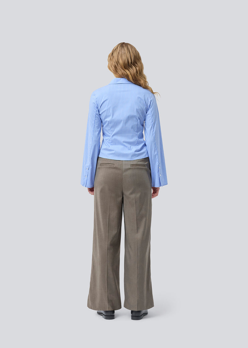 Pants with press folds, wide legs, and a tieband. &nbsp;Pedromd pants have an elastic waist and side pockets. The model is 175 cm and wears a size S/36.