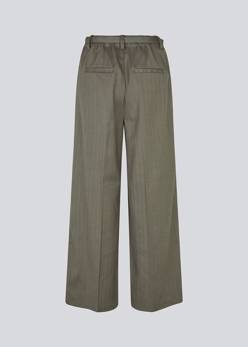 Pants with press folds, wide legs, and a tieband. &nbsp;Pedromd pants have an elastic waist and side pockets. The model is 175 cm and wears a size S/36.