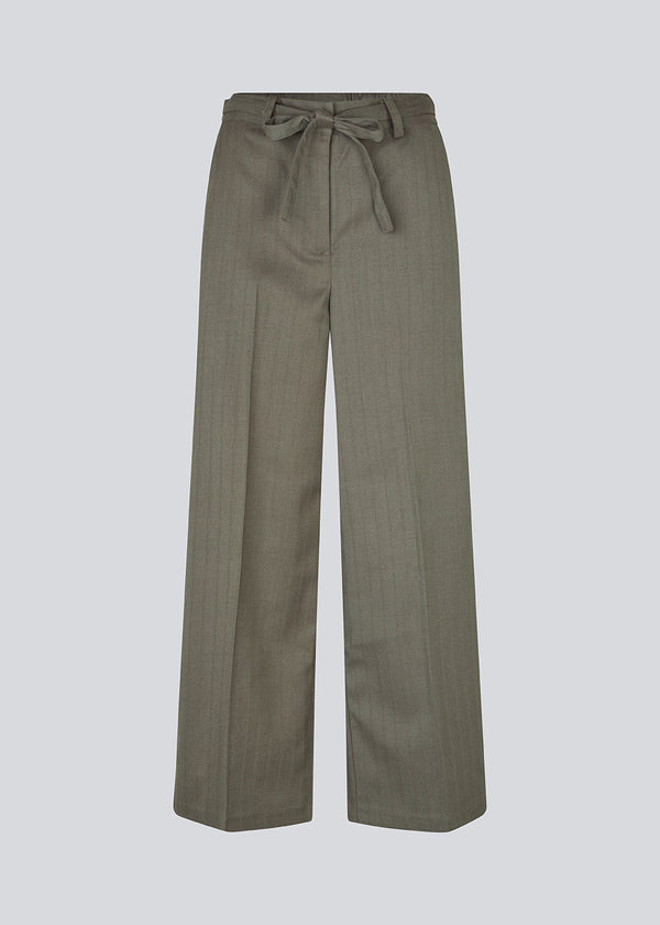 Pants with press folds, wide legs, and a tieband. &nbsp;Pedromd pants have an elastic waist and side pockets. The model is 175 cm and wears a size S/36.