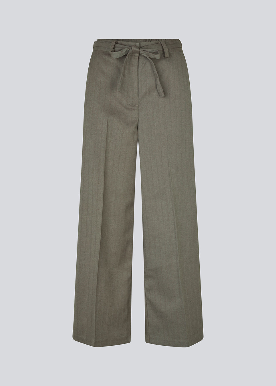 Pants with press folds, wide legs, and a tieband. &nbsp;Pedromd pants have an elastic waist and side pockets. The model is 175 cm and wears a size S/36.