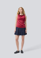 Short skirt with box pleats and a medium high waist. Peggiemd skirt has a hidden zipper in the side. The model is 175 cm and wears a size s/36.