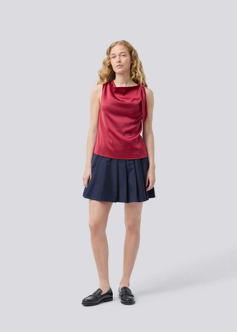Short skirt with box pleats and a medium high waist. Peggiemd skirt has a hidden zipper in the side. The model is 175 cm and wears a size s/36.