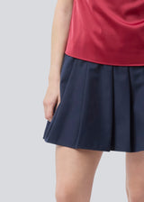Short skirt with box pleats and a medium high waist. Peggiemd skirt has a hidden zipper in the side. The model is 175 cm and wears a size s/36.