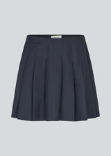 Short skirt with box pleats and a medium high waist. Peggiemd skirt has a hidden zipper in the side. The model is 175 cm and wears a size s/36.