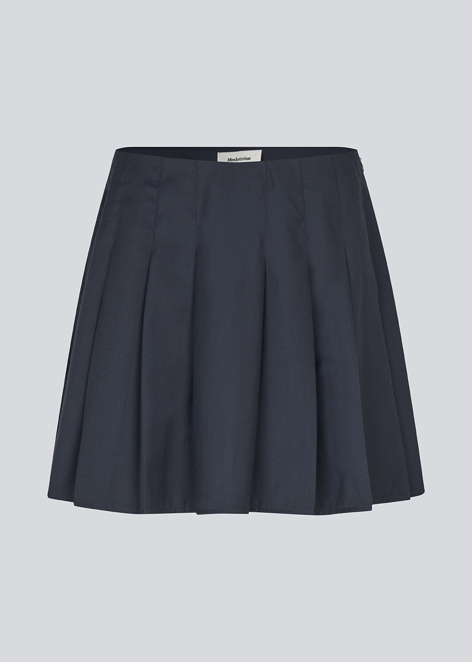 Short skirt with box pleats and a medium high waist. Peggiemd skirt has a hidden zipper in the side. The model is 175 cm and wears a size s/36.