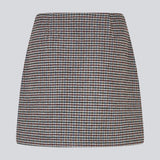 Short wool-blend skirt. Pektinmd skirt has a lining and an invisible side zipper. Josefine Vigt is 165 cm and wears a size small. The model is 175 cm and wears a size s/36.