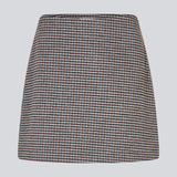 Short wool-blend skirt. Pektinmd skirt has a lining and an invisible side zipper. Josefine Vigt is 165 cm and wears a size small. The model is 175 cm and wears a size s/36.